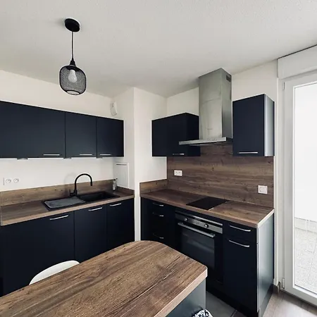 Cozy With Balcony And Secure Parking Apartman *